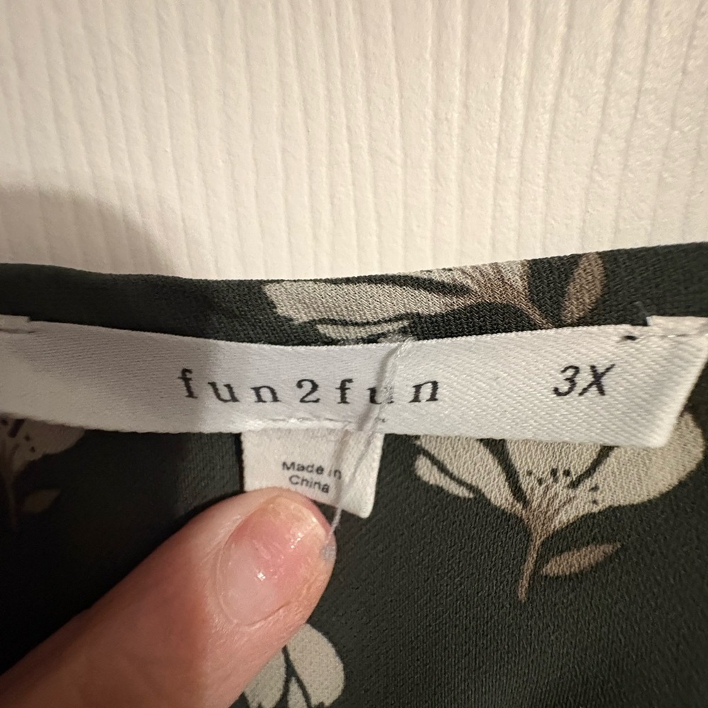 Fun 2 Fun Dark Green Floral Blouse, Size 3x - Picture 4 of 4